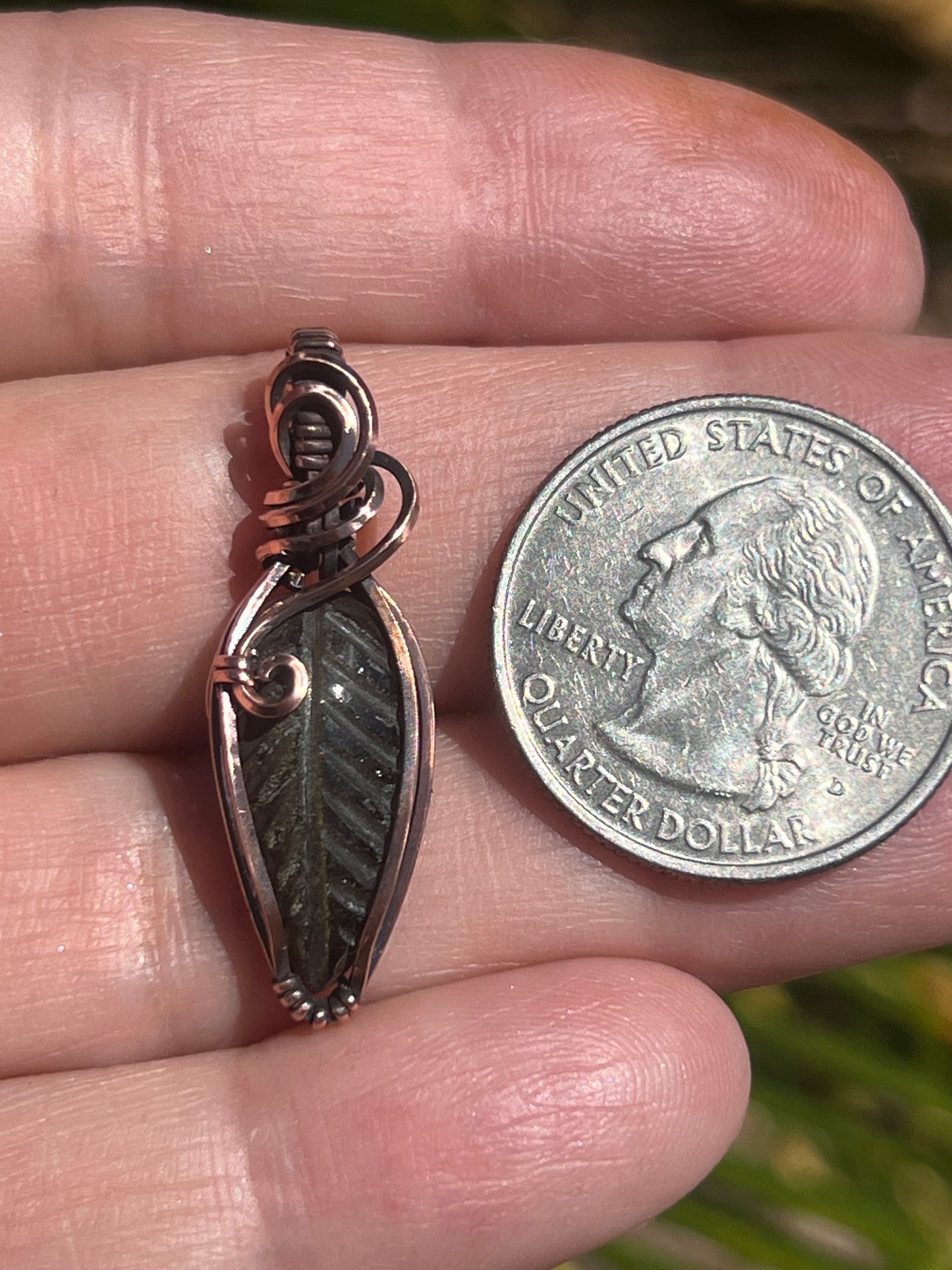 Golden Sheen Carved Leaf