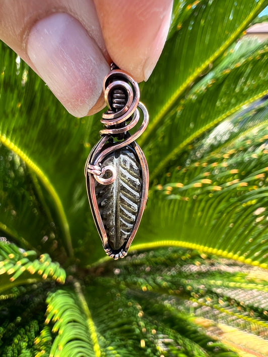 Golden Sheen Carved Leaf